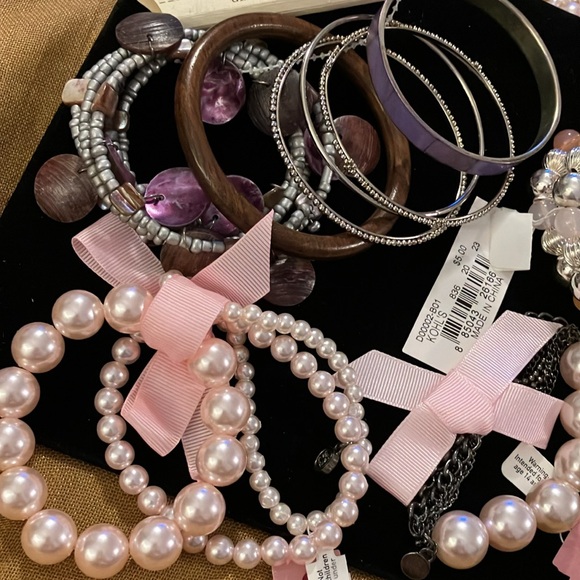 11 piece lot of ladies assorted new, beautiful bracelets - Picture 2 of 3